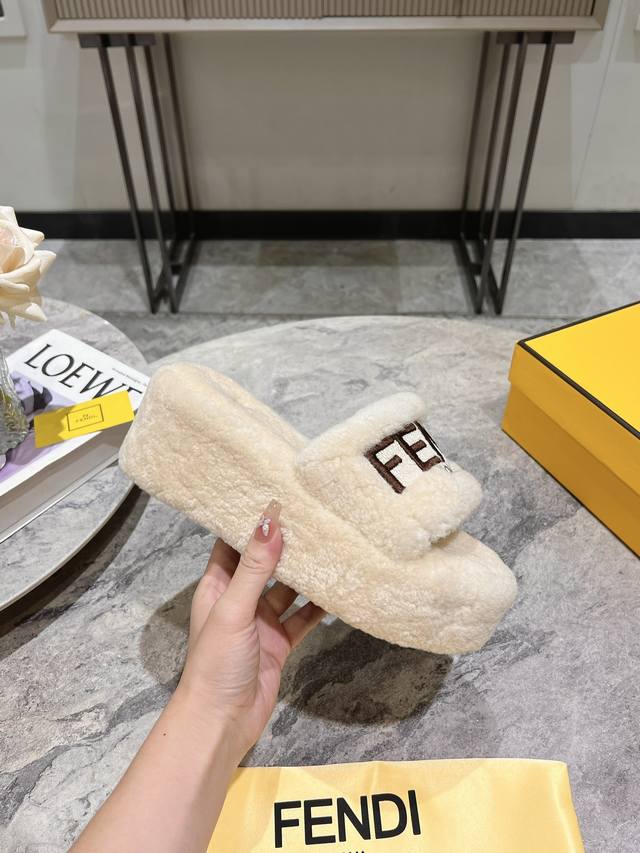 Fendi~Fw24 New Arrival～ 芬迪羊糕毛拖鞋新品，人见人爱的呀，太可爱了 时髦度与舒适度双双在线，公主风呀 鞋面品牌logo电绣加持，真材实料